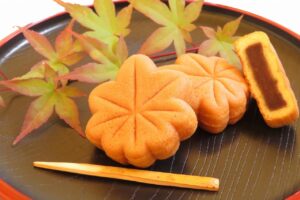 広島の定番のお土産であるもみじ饅頭。貸切バスでの団体旅行でも人気です。