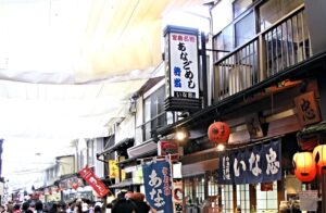 広島県廿日市市の宮島は、貸切バスを降りてフェリーで上陸します。厳島神社へと続く宮島表参道商店街では食事やもみじ饅頭づくり体験などができます。