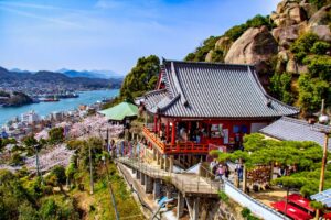 広島県尾道市は、箱庭都市として有名。小津安二郎・大林宣彦の映画のロケ地としても名高い。団体旅行の貸切バスを降りて是非千光寺山からの絶景を眺めてみてほしい。