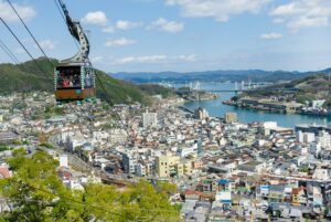 広島県尾道市は、箱庭的都市として有名で、貸切バスでの団体旅行では、千光寺山からの景色を楽しむために訪れます。坂・猫・映画の街としても有名です。