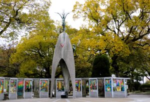 広島の平和記念公園にある原爆の子の像。貸切バスに乗ってやってくる研修旅行や修学旅行の団体が折り鶴を供えています。