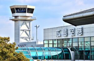 広島空港は、国内線・国際線の両方があり、貸切バスを利用した団体旅行でも利用する機会の多い空港です。