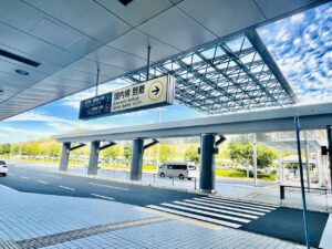 団体バスプールは、広島空港到着ロビーを出て右手にあります。