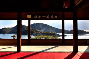 福善寺（対潮楼）からは、かつて朝鮮通信使が「日東第一形勝（日本で一番美しい景色）」と絶賛した絶景を眺めることができます。団体旅行で乗車する貸切バスを駐車場にとめた後は、徒歩で散策がおすすめです。