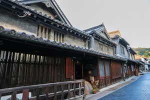 広島県竹原市にある竹鶴酒造は、広島を代表する酒蔵です。貸切バス利用の団体旅行でも人気のお店です。