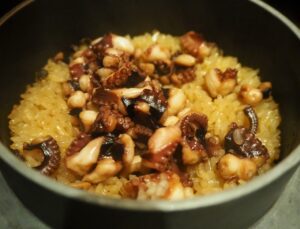 広島県の瀬戸内海では、蛸がよく水揚げされます。貸切バスを利用した団体旅行でも予約できるお店がありますよ。