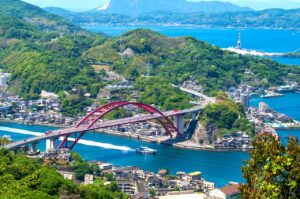 広島県屈指の絶景スポットの一つ、音戸の瀬戸。近くに公園があるので、貸切バスから降りて団体旅行の記念撮影をしたいですね。