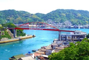 広島県屈指の絶景スポットの一つ、音戸の瀬戸。近くに公園があるので、貸切バスから降りて団体旅行の記念撮影をしたいですね。