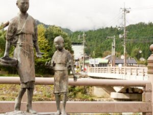 岡山県の奥津温泉は岡山三名湯の一つ。貸切バスでの団体旅行（町内会旅行・社員旅行・親睦旅行）にもオススメです。