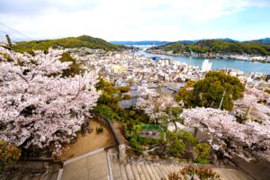 広島県尾道市の千光寺公園は桜の名所としても人気の観光スポットです。貸切バスで公園付近まで上がることができます。