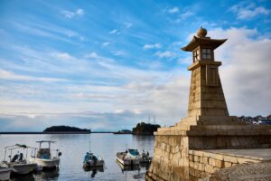 広島県福山市鞆町、鞆の浦は、映画「流星ワゴン」などのロケ地としても有名です。貸切バス利用でも楽しめますよ。