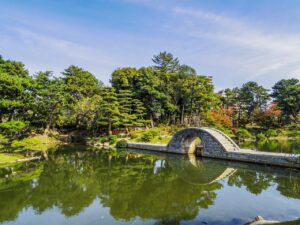 広島県広島市にある縮景園は、元和6年に広島藩主浅野長晟により別邸の庭園として築成されました。原爆の爆風に耐えた島市にある縮景園は、元和6年に広島藩主浅野長晟により別邸の庭園として築成されました。原爆の爆風に耐えた跨虹橋が有名です。