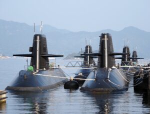 広島県呉市にあるアレイからすこじまは、日本で唯一、稼働中の潜水艦を間近でみることができる公園です。近くに貸切バス駐車場があるので、団体旅行での訪問がしやすい人気観光スポットです。