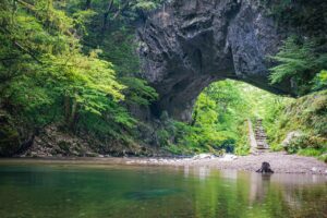 広島県の帝釈峡は、新緑の名所として有名な景勝地です。貸切バスでの団体旅行でも人気です。